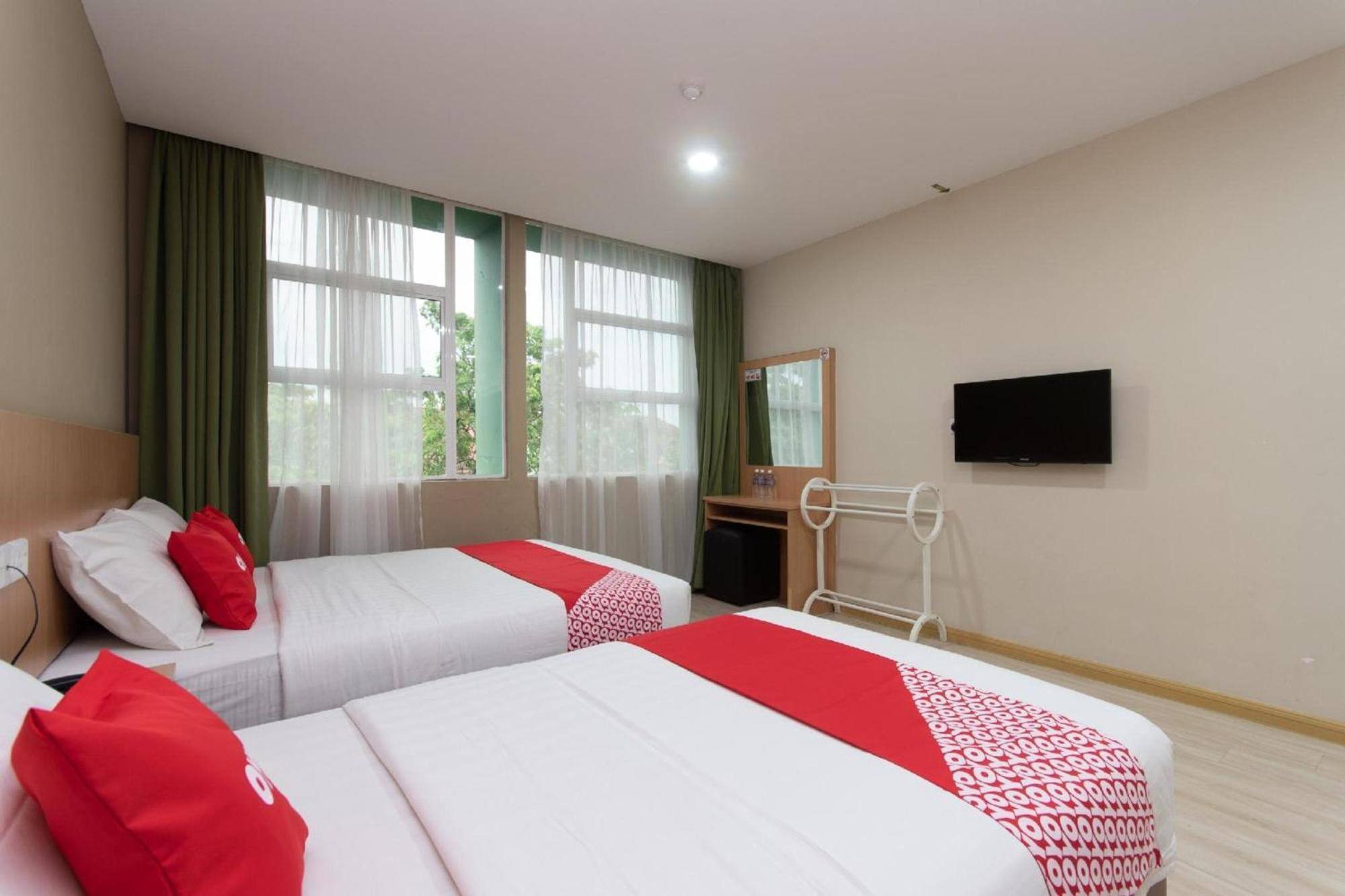 Capital O 89344 Labuan Avenue Hotel Exterior foto